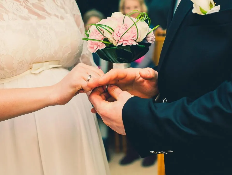 Novio colocando la alianza a la novia durante una boda organizada en Málaga