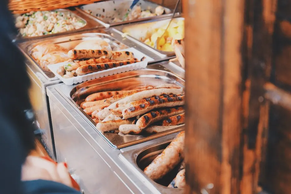 Bandejas de buffet caliente de un catering de empresa en Málaga