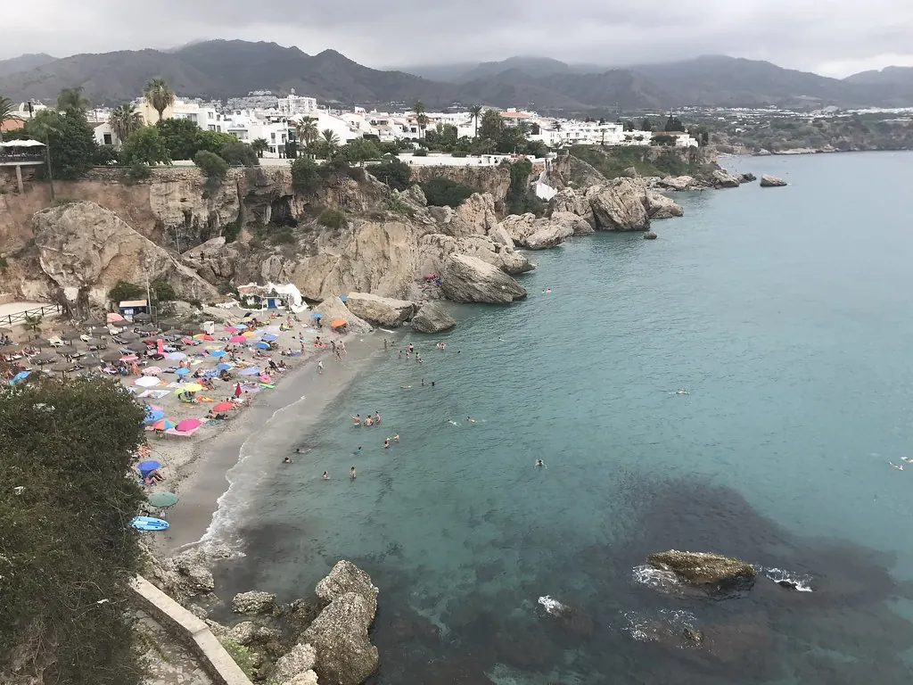 Calas de Nerja entre acantilados con agua turquesa