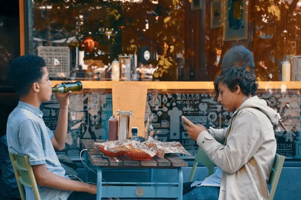 Cena con amigos en una terraza de Málaga