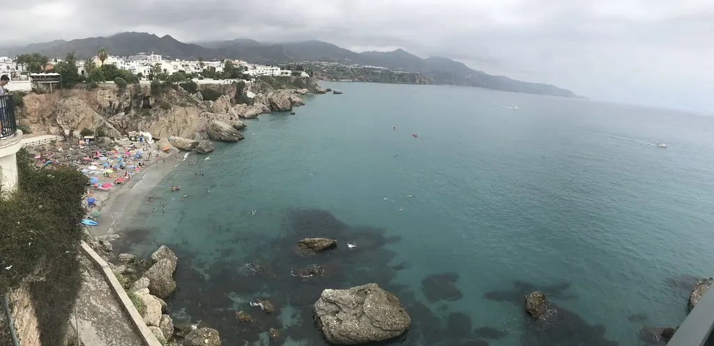 Costa rocosa de Nerja con el mar en calma