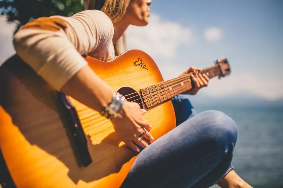 Guitarrista tocando junto al mar durante un evento en la costa de Málaga