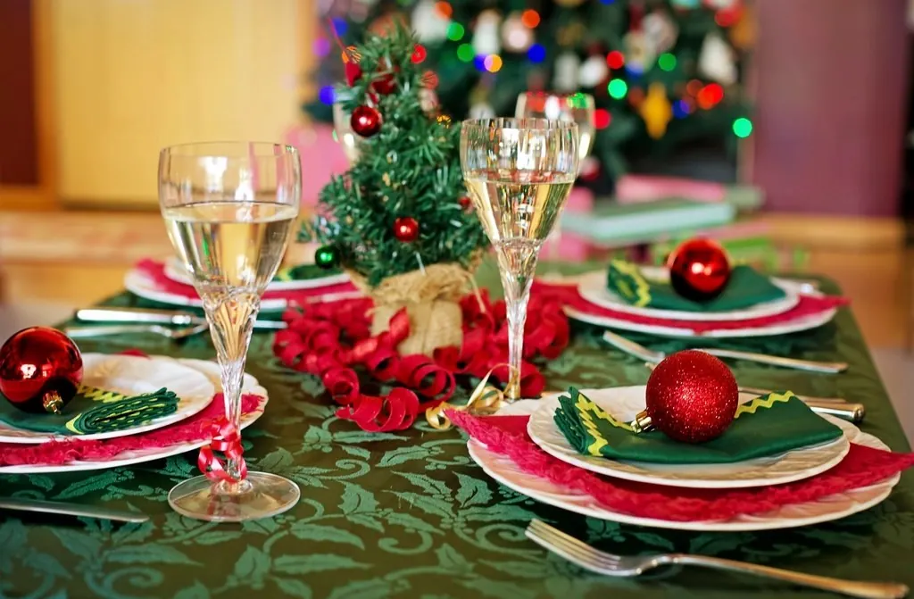 Mesa navideña con copas de cava para una cena de empresa en Málaga