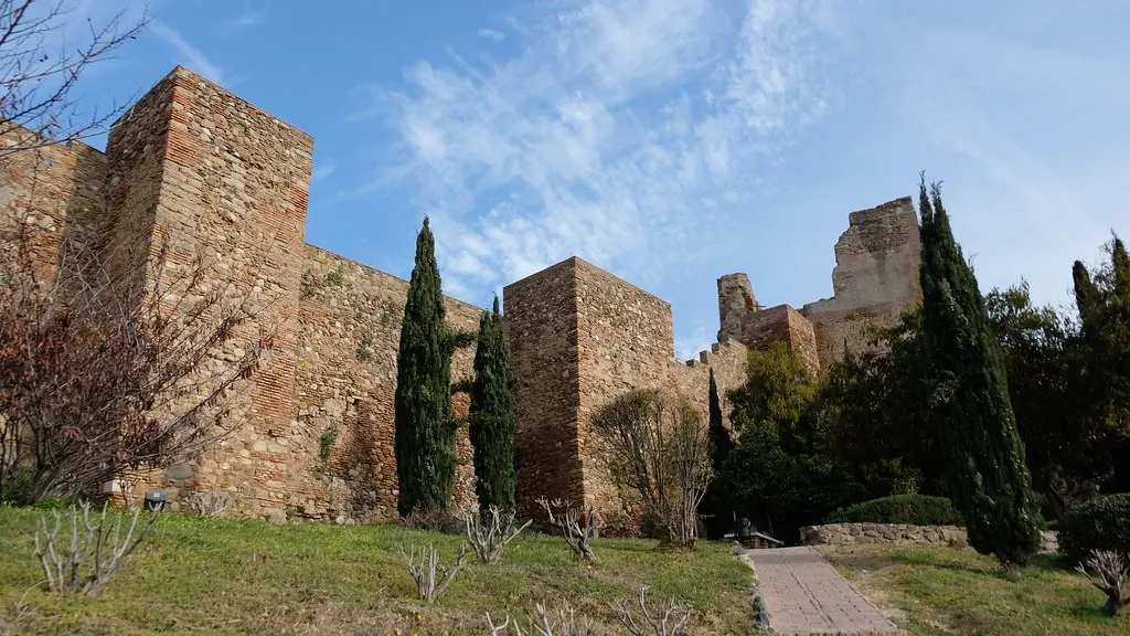 Murallas de la Alcazaba de Málaga entre cipreses, lugar para fotos de boda