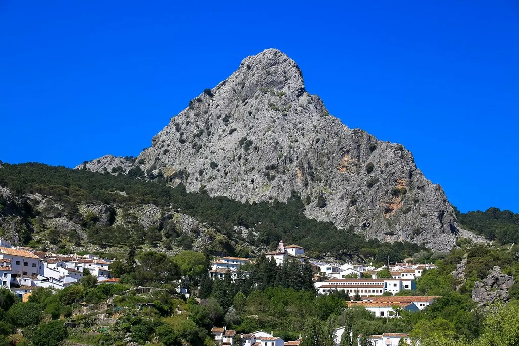 Pueblo blanco de la Serranía de Ronda bajo una gran peña caliza