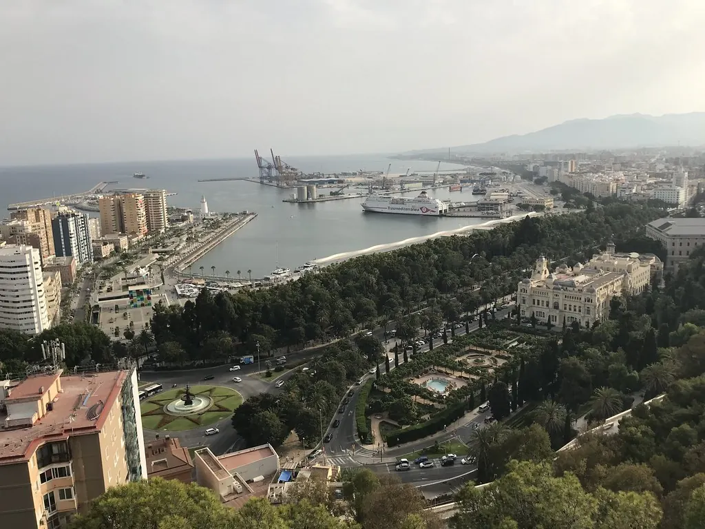 Puerto y paseo del Parque de Málaga vistos desde lo alto
