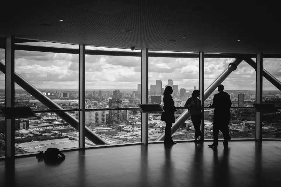 Equipo ante un ventanal con vistas en un evento de empresa en Málaga