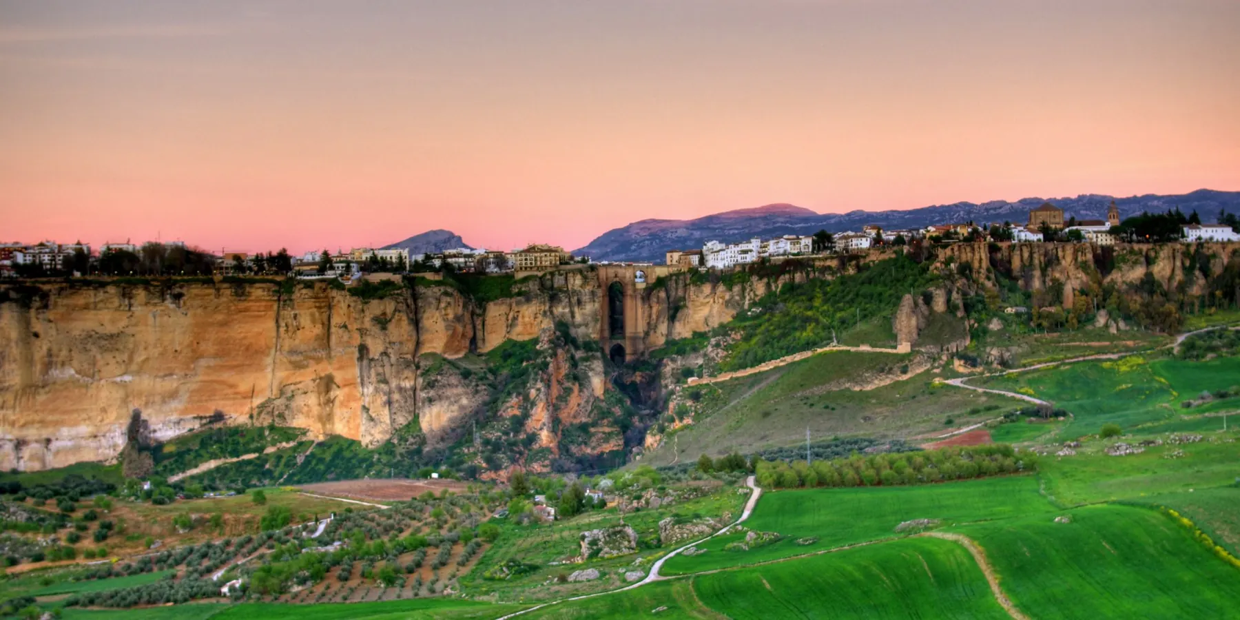 Atardecer rosado sobre Ronda y los olivares de la Serranía