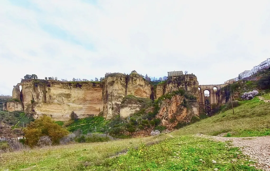 Acantilados del Tajo de Ronda con el Puente Nuevo y campos verdes, lugar de bodas y eventos