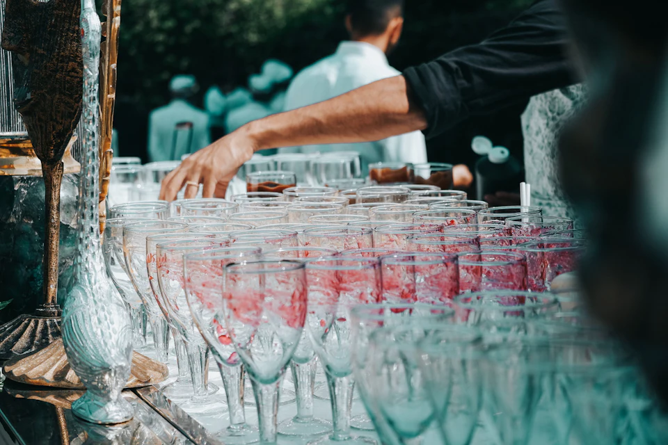Aperitivo servido en un cóctel de empresa de pie en Málaga